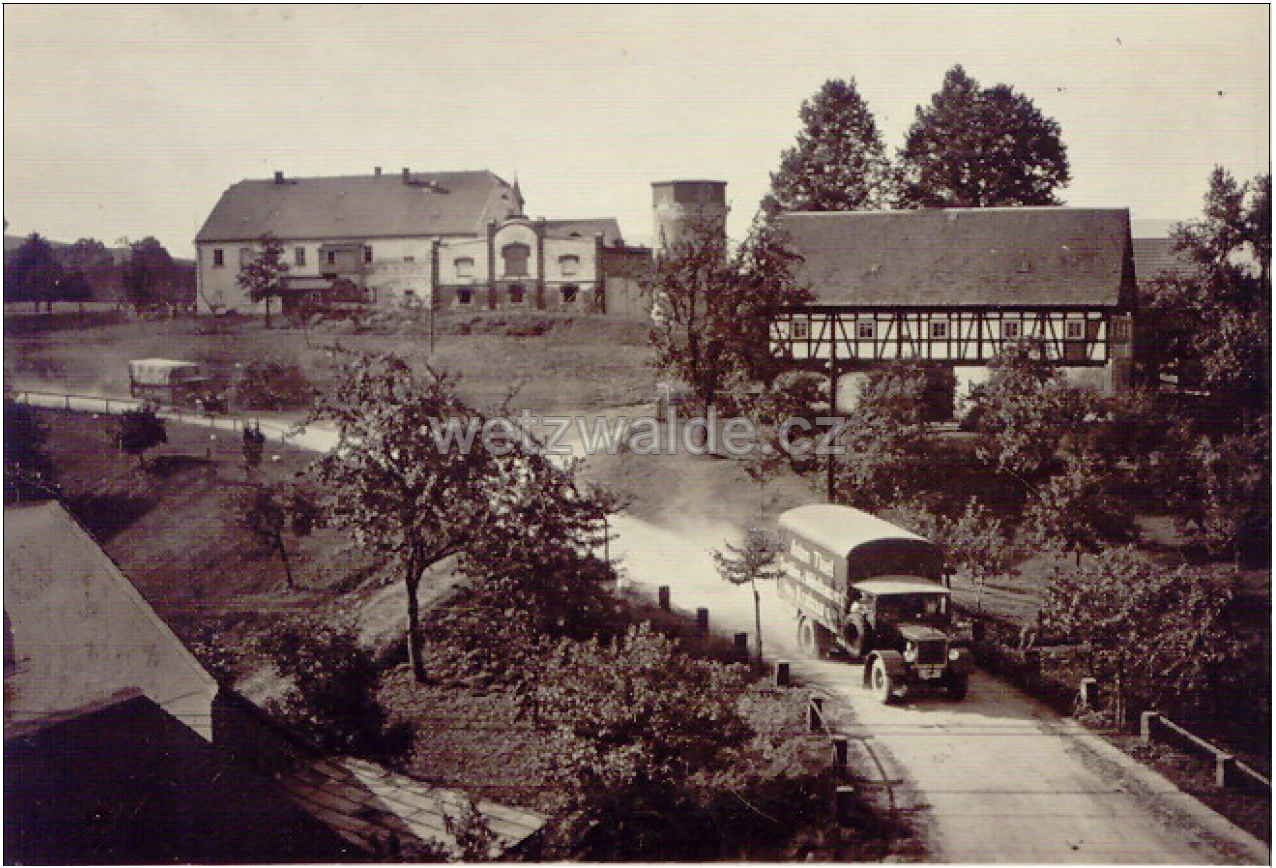 Dobová pohlednice z roku 1930 - Thielův statek a jeho autodoprava.