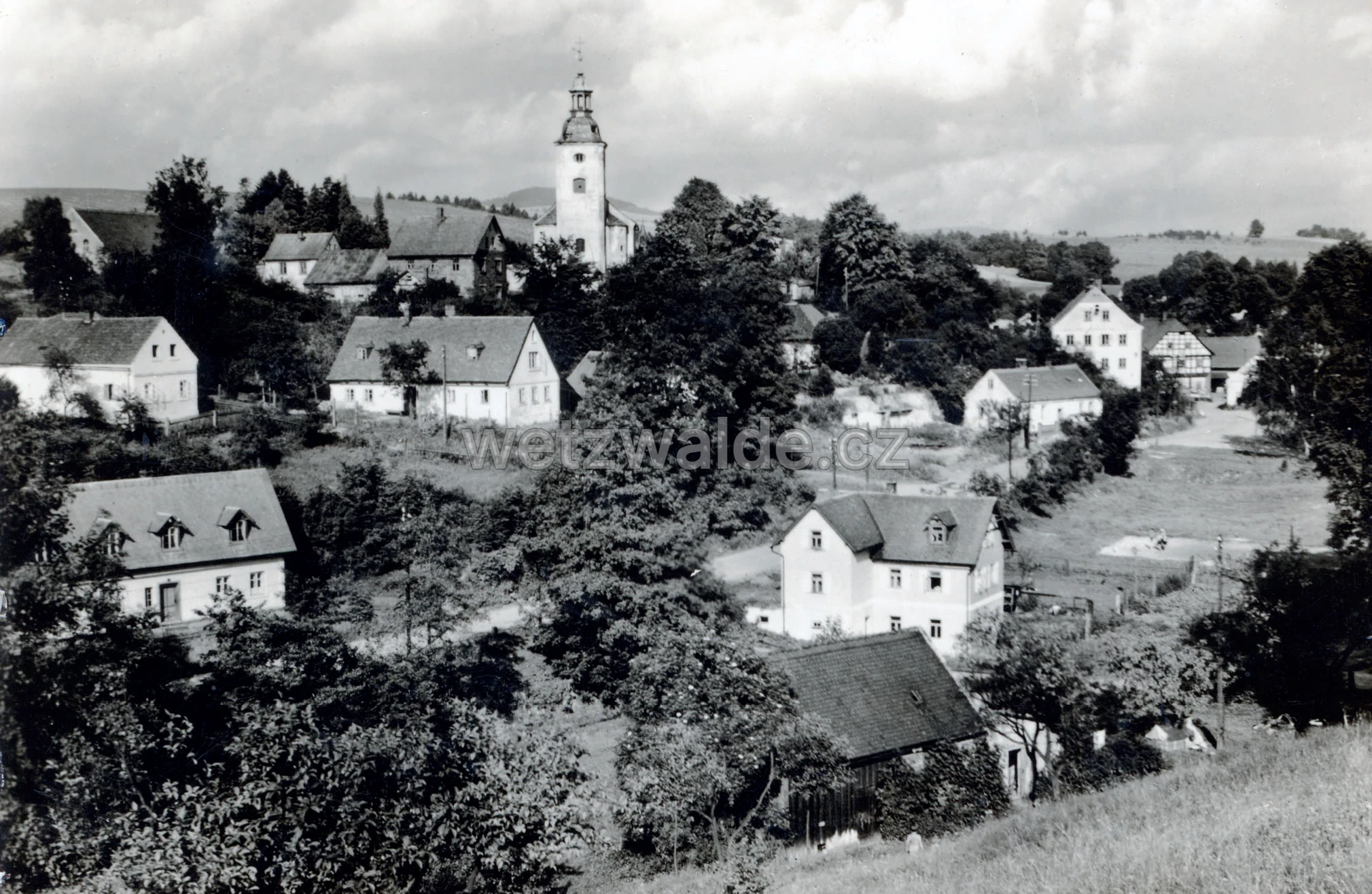 Pohled na návrší s kostelem sv. Jakuba od západu.