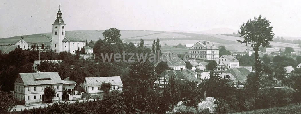 Pohled na Václavický kostel. Dobře viditelná je i škola.