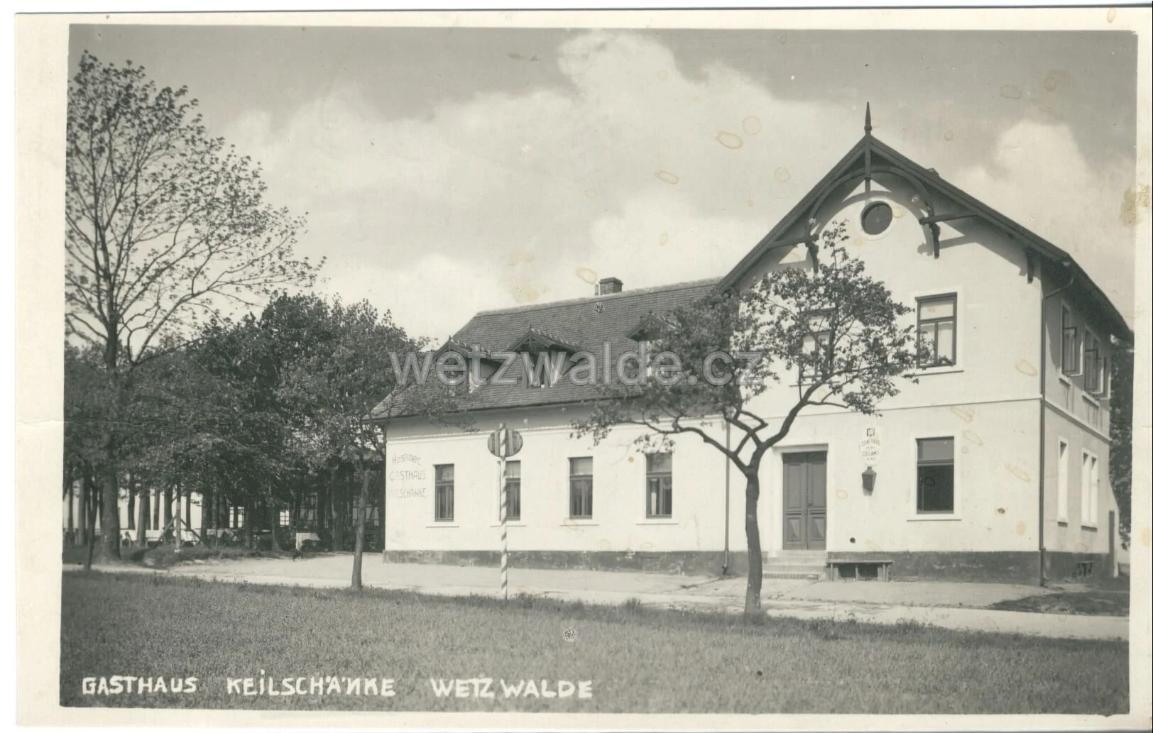 Hostinec Keilschenke. Dochoval se jen pomístní název U celnice a jedna betonová zídka hraniční závory.