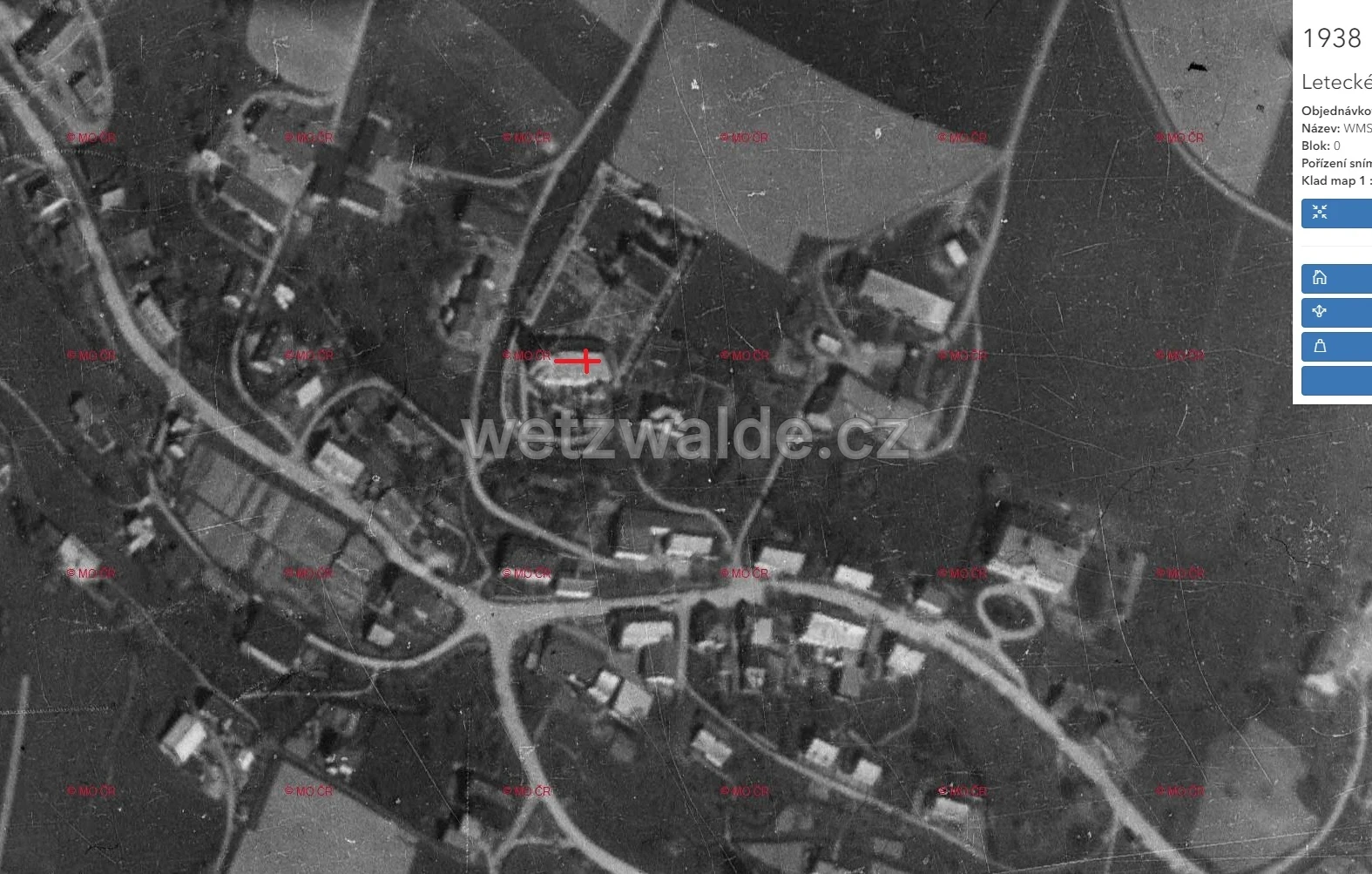 Nejstarší letecké snímky Václavic (Wetzwalde) z roku 1938. Pohled na střed vesnice, kde můžete vidět kostel, faru, školu atd.