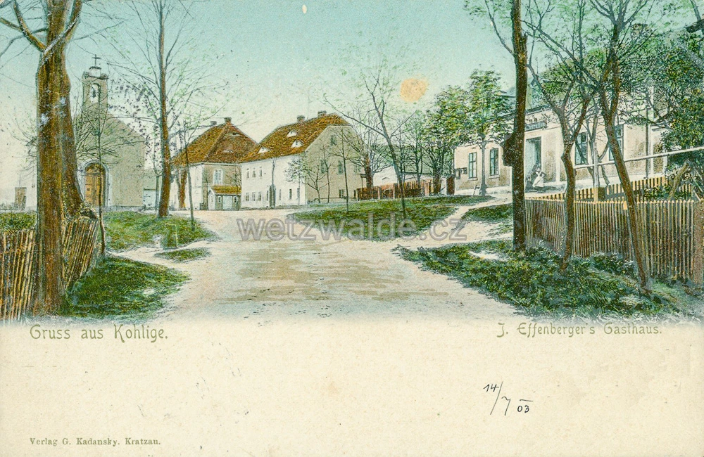 Pohled na náves s kaplí Panny Marie Pomocné a hostincem Zur Stadt Prag (Effenbergerova restaurace) v roce 1903.