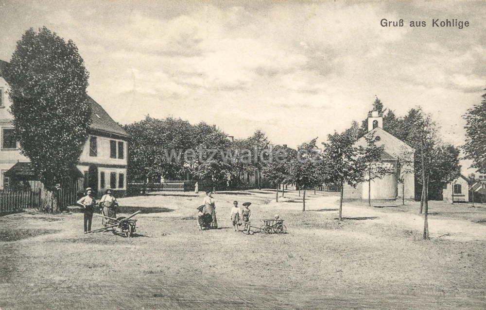 Pohled na náves s kaplí Panny Marie Pomocné v roce 1919.