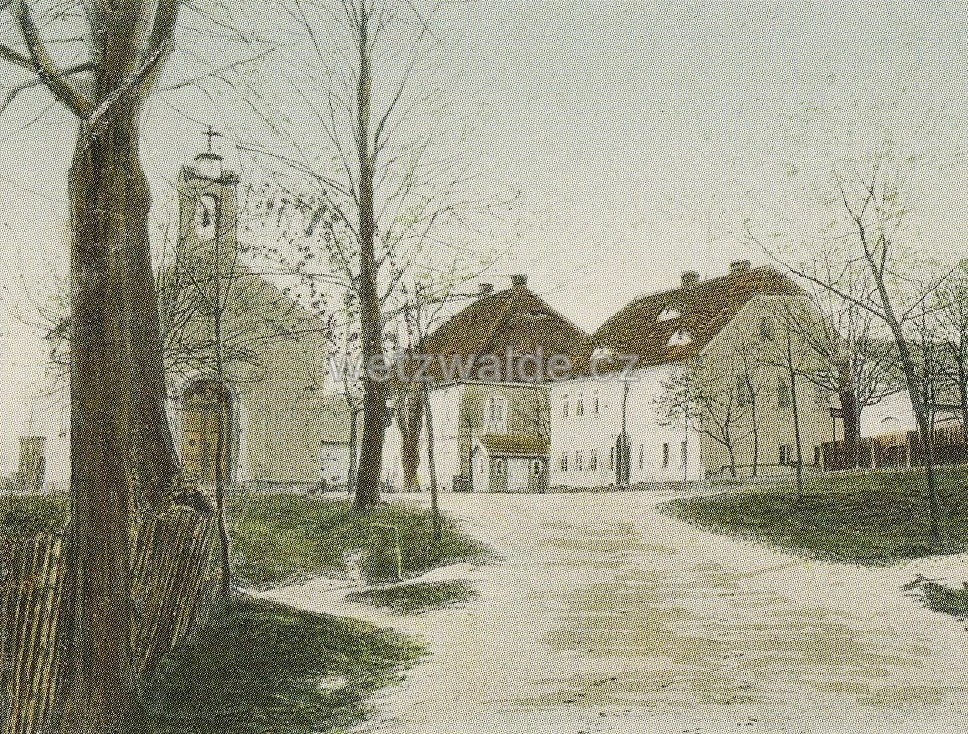 Pohled na Uhelnou - náves s kaplí z roku 1903.