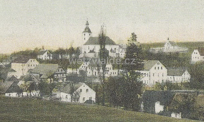 Celkový pohled na ves s kostelem z roku 1901.