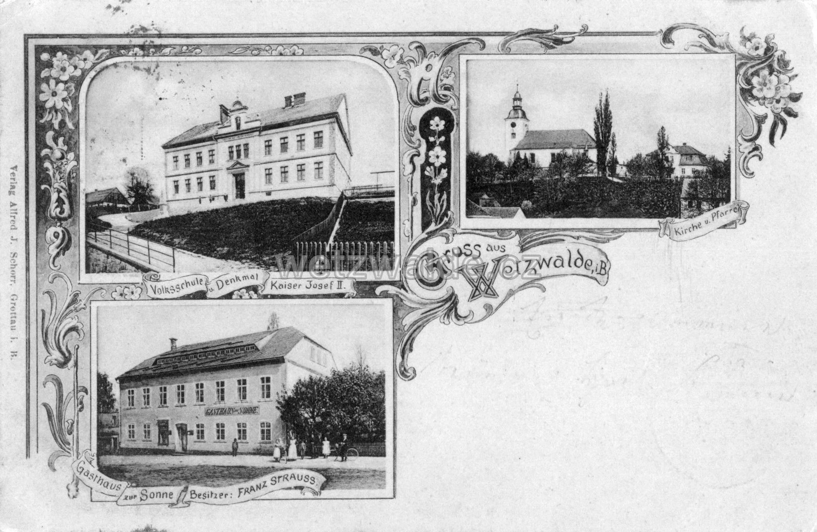 Dobová pohlednice vsi s kostelem z roku 1900.
