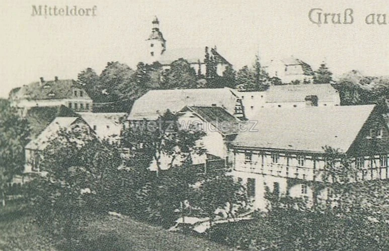 Dobová pohlednice vsi s kostelem z roku 1907.