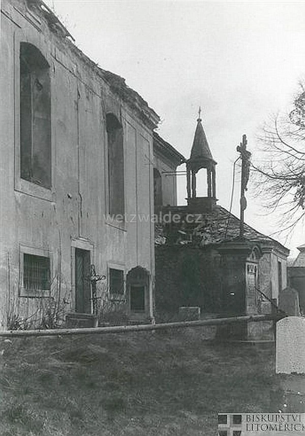Kostel před demolicí v roce 1976-d.