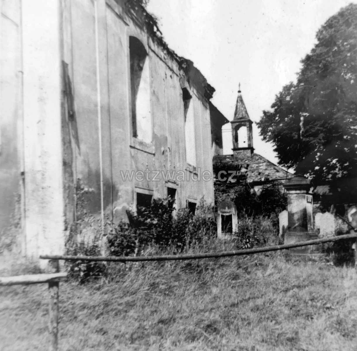 Kostel před demolicí v roce 1976-e.