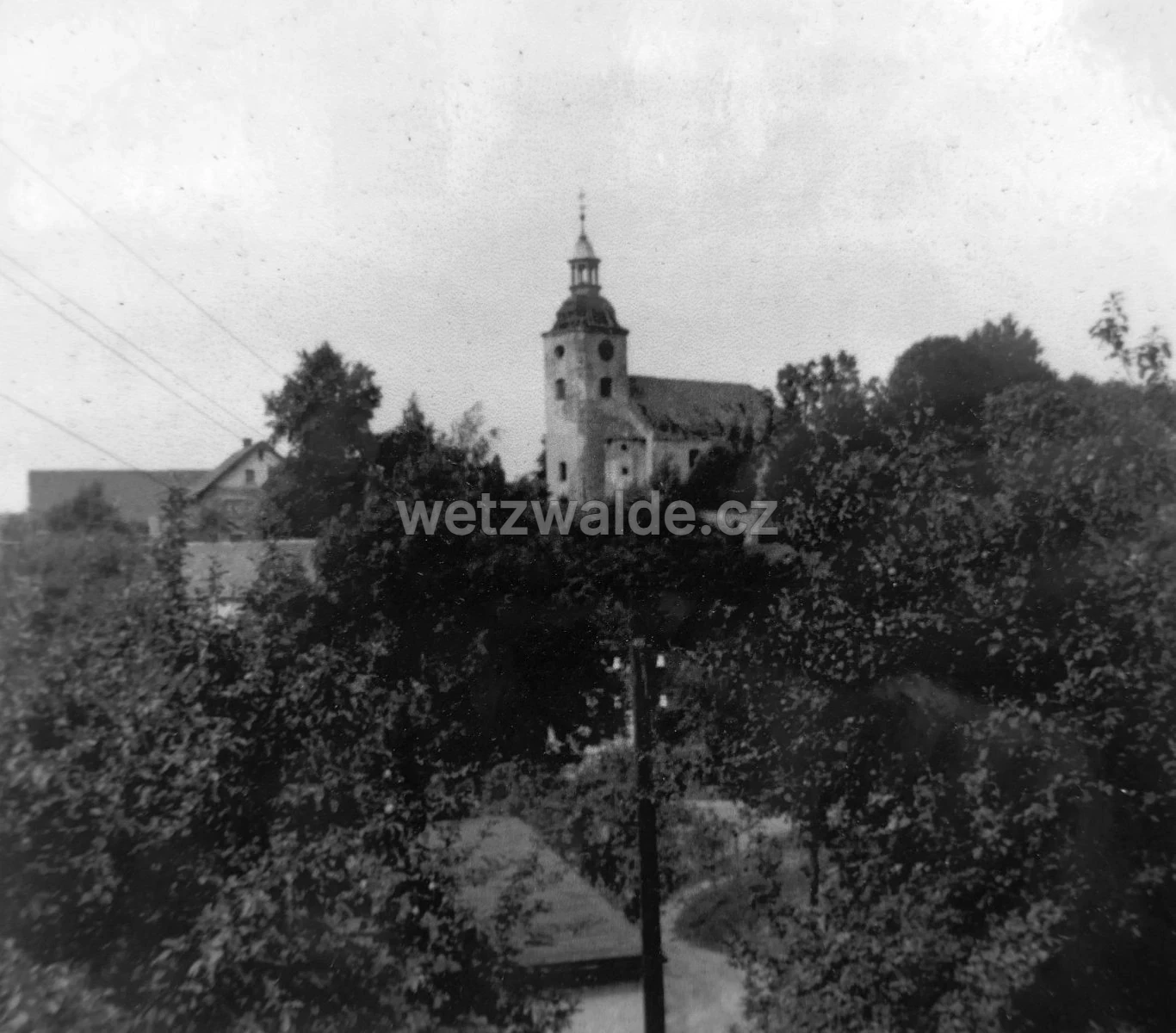 Pohled na ves s kostelem - 70. léta 20. století.