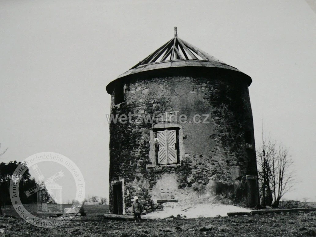 Mlýn na Uhelné - začátek oprav střechy v roce 1974.
