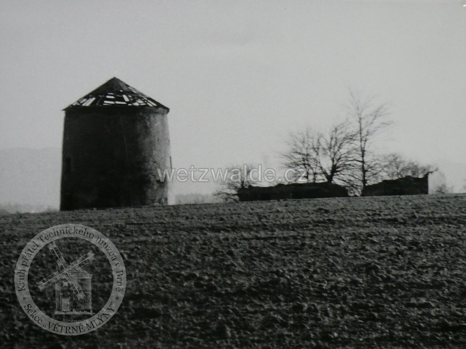 Uhelná - větrný mlýn - objekt před opravou v roce 1964.