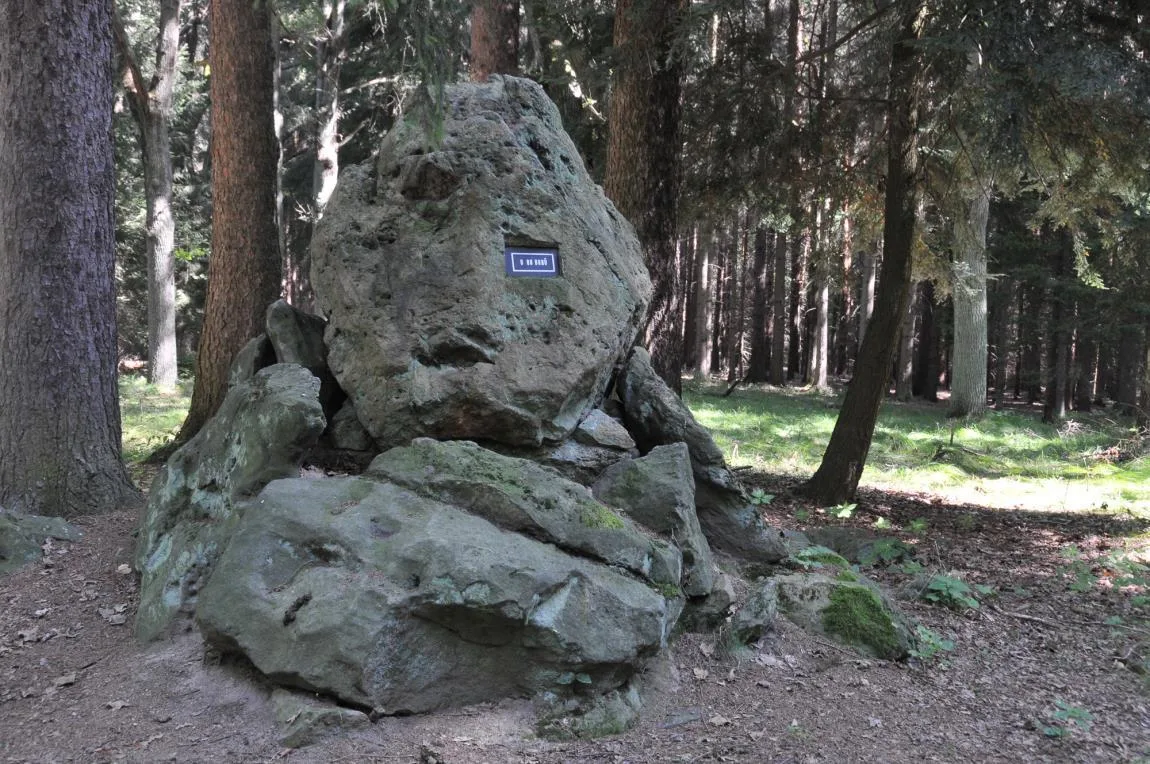 Pamětní kámen U 80 dubů