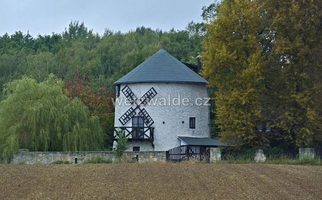 Rekonstruovaný větrný mlýn v Uhelné.
