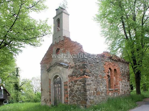 Ruina kaple Panny Marie Pomocné ještě před obnovou.