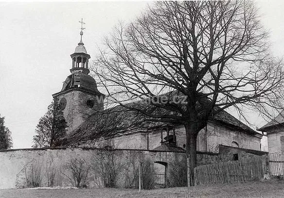 Kostel sv. Jakuba se zvonicí a holým stromem u hřbitovní zdi