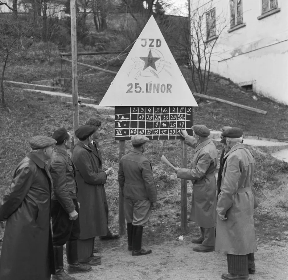 Dobová propagandistická scéna náboru do JZD s heslem 25. únor