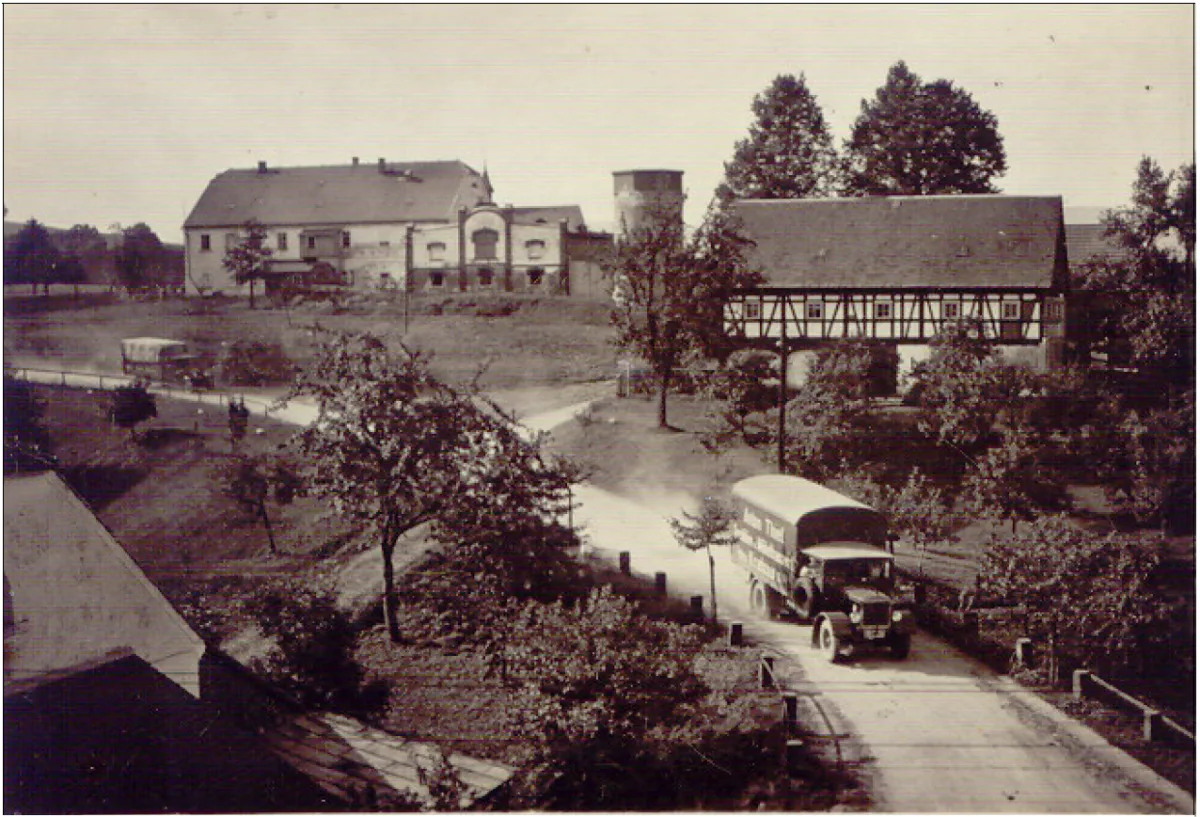 Dobová pohlednice statku čp. 21 ve Václavicích z roku 1930